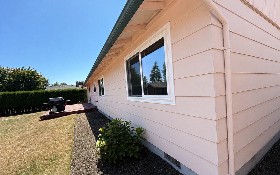 Freshly soft washed siding in Keizer, Oregon